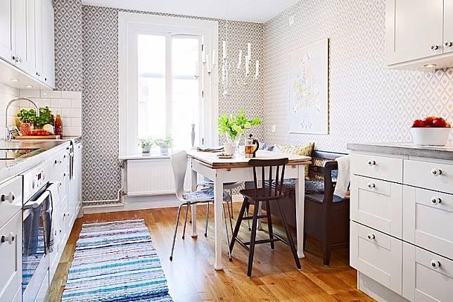 Jadikan Jendela Sebagai Pencahayaan Tambahan Interior Dapur Sederhana